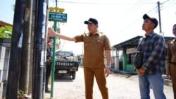 Sidak Betonisasi Jalan Tambak Cemandi, Bupati Subandi Tekankan Percepatan dan Kualitas Pembangunan