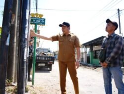 Sidak Betonisasi Jalan Tambak Cemandi, Bupati Subandi Tekankan Percepatan dan Kualitas Pembangunan