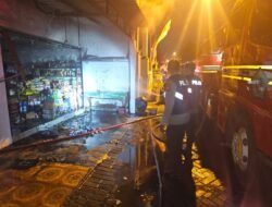 Kebakaran Rumah dan Toko Sembako di Pagerwojo, Polisi Bantu Evakuasi