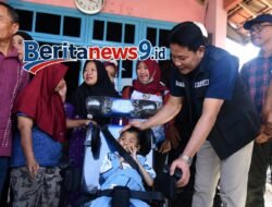 Bupati Subandi Berikan Bantuan Kursi Roda untuk Anak Difabel, Orang Tuanya Senang