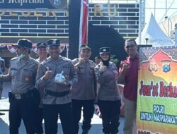 Polsek Waru Bagikan 100 Paket Nasi dan Air Minum kepada Pengguna Jalan