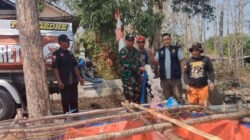 Babinsa Dampingi Penyaluran Air Bersih bagi 120 KK di Belikurip