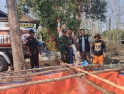 Babinsa Dampingi Penyaluran Air Bersih bagi 120 KK di Belikurip