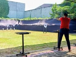 Tak Puas dengan Prestasi, AKP Adik Agus Putrawan Terus Asah Ketajaman Bidikan di Lapangan Tembak