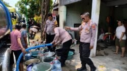 Polres Nganjuk Kerahkan Water Cannon dan Truk Tangki Pasok Puluhan Ribu Liter Air Bersih di Ngetos