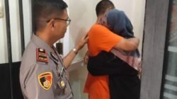 Momen Haru Dibalik Jeruji, Polisi Gresik Beri Kesempatan Tahanan Peluk Anak dan Istri