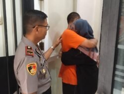 Momen Haru Dibalik Jeruji, Polisi Gresik Beri Kesempatan Tahanan Peluk Anak dan Istri