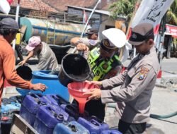 Polres Gresik Peduli, Salurkan Bantuan Air Bersih untuk Warga 3 Desa di Balongpanggang