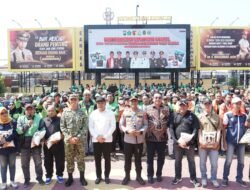 Forkopimda Sidoarjo Bagikan 1.000 Paket Sembako untuk Ojol