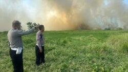 Polsek Buduran Amankan Pemadaman Kebakaran Lahan Kosong di Desa Damarsi