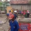 Babinsa Sambirejo Turun Tangan Bongkar Rumah Warga, Gotong Royong Jadi Kekuatan