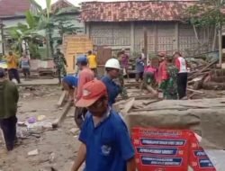 Babinsa Sambirejo Turun Tangan Bongkar Rumah Warga, Gotong Royong Jadi Kekuatan