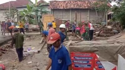 Babinsa Sambirejo Turun Tangan Bongkar Rumah Warga, Gotong Royong Jadi Kekuatan