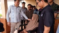 Bupati Subandi Bantu Kursi Roda untuk Tiga Warga Wonoayu, Mereka Senang Dibantu