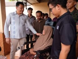 Bupati Subandi Bantu Kursi Roda untuk Tiga Warga Wonoayu, Mereka Senang Dibantu