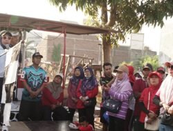Ketua TP-PKK Sidoarjo Sriatun Subandi Berbaur dengan Ribuan Peserta Jalan Sehat di Desa Pabean