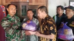 Wujud Kepedulian Sosial, Babinsa Dampingi Penyerahan Bantuan kepada Warga Desa Pucanganom