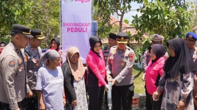 Atasi Krisis Air, Polres Bangkalan Distribusikan 48.000 Liter Air Bersih di Dua Kecamatan