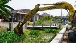 Antisipasi Banjir, Bupati Subandi Kerahkan 5 Alat Berat Normalisasi Sungai Tanggulangin-Candi