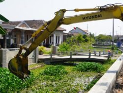 Antisipasi Banjir, Bupati Subandi Kerahkan 5 Alat Berat Normalisasi Sungai Tanggulangin-Candi