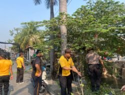 Polsek Tulangan dan Yayasan Sungai Watch Bersihkan Sungai, Bangun Kesadaran Lingkungan