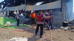 Polsek Krian Gerak Cepat Tangani Kebakaran Gudang Rongsokan di Barengkrajan