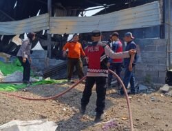 Polsek Krian Gerak Cepat Tangani Kebakaran Gudang Rongsokan di Barengkrajan
