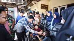 Bupati Subandi Hadir Langsung, Salurkan Bantuan Kursi Roda bagi Lima Warga Kecamatan Sidoarjo