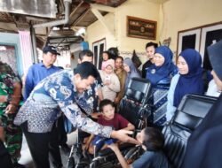 Bupati Subandi Hadir Langsung, Salurkan Bantuan Kursi Roda bagi Lima Warga Kecamatan Sidoarjo
