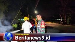 Asap Pekat Ganggu Warga, Babinsa Nogosari Sigap Bantu Padamkan Kebakaran Tumpukan Sampah