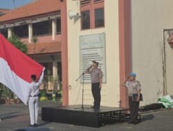Polisi Sidoarjo Beri Edukasi Pelajar Saat Upacara Senin
