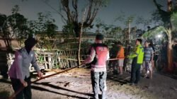 Polsek Krian Respon Laporan Warga Adanya Kebakaran Rumput Liar di Lahan Kosong Watugolong