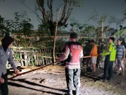 Polsek Krian Respon Laporan Warga Adanya Kebakaran Rumput Liar di Lahan Kosong Watugolong
