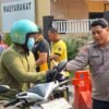 Jumat Berkah Polsek Waru Bagikan 100 Paket Makanan dan Minum untuk Masyarakat