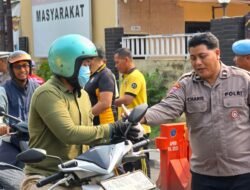 Jumat Berkah Polsek Waru Bagikan 100 Paket Makanan dan Minum untuk Masyarakat