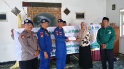 Satpolairud Polresta Sidoarjo Kawal Penyaluran Bansos BMH kepada Da’i dan Guru Ngaji di Desa Pucukan