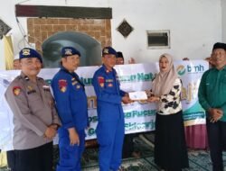 Satpolairud Polresta Sidoarjo Kawal Penyaluran Bansos BMH kepada Da’i dan Guru Ngaji di Desa Pucukan