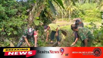 Wujud Kemanunggalan TNI Dan Rakyat, Babinsa Kedungbanteng Bersama Warga Gotong Royong Bersihkan Irigasi Sawah