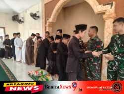 Personel Satgas Yonarmed 19/Bogani Gelar Jumat Berkah di Pondok Pesantren Al-Hazza Sekayam